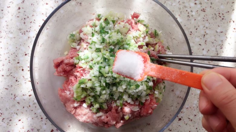 北方胡萝卜饺子,加入盐；依自己口味添加；
