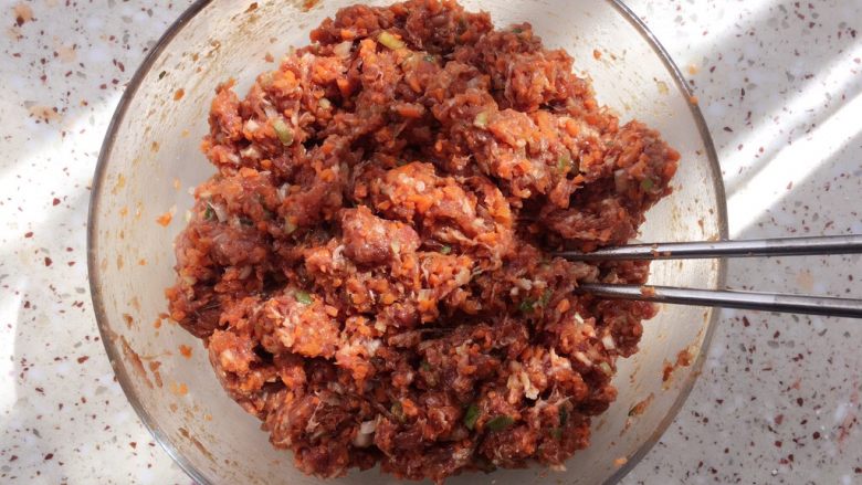 北方胡萝卜饺子,胡萝卜放入肉馅儿里，顺着一个方向继续搅拌至上劲，直到拌均匀；