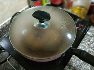 妈妈的叉烧肉,盖上锅盖，转小火煮至酱汁浓稠可以了。这个时候一定要随时观察，防止烧焦了。