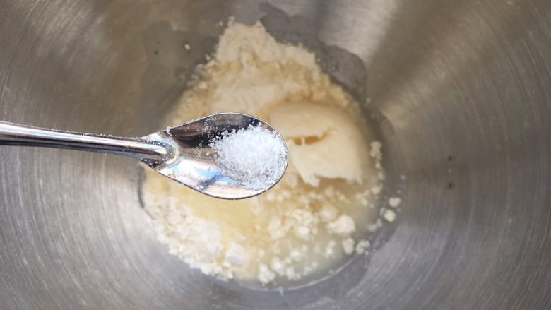 全面详细讲解～蛋黄酥,将中筋面粉80克、猪油30克、白糖10克、水35克一起倒入厨师机中，添加1/4勺盐。
