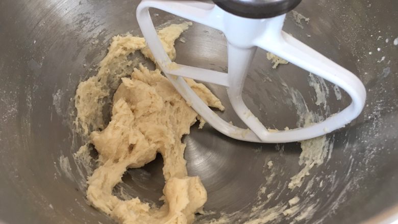 全面详细讲解～蛋黄酥,用厨师机揉面，如果没有厨师机用面包机也可以，实在不行就用手揉吧！