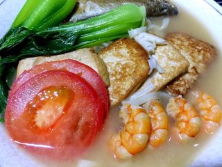 豆腐黄鱼虾仁面,完了，一碗暖心又暖胃的豆腐黄鱼虾仁面好了。好鲜美好鲜美好鲜美😋😋😋