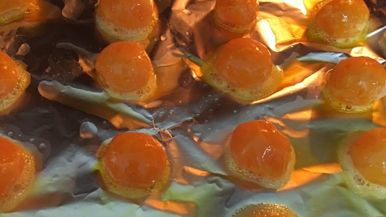 酥酥酥传统蛋黄酥,排放整齐在烤箱180度上下火中层烤5.6分钟，颜色变金黄便可，不要烤到整个蛋黄都熟裂了，这样到包馅环节蛋黄就散了