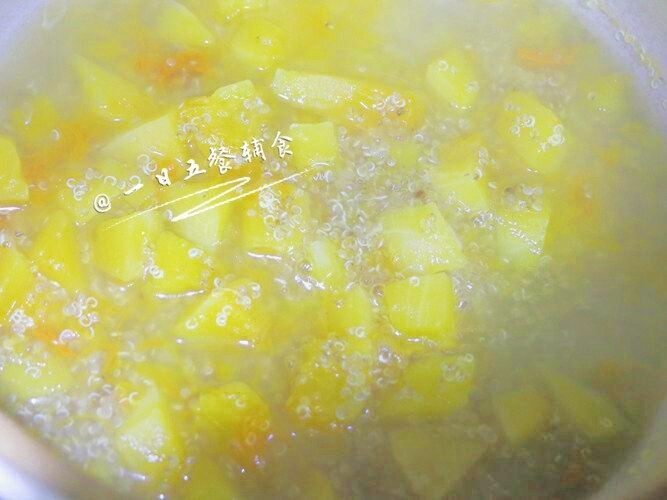 藜麦蔬菜粥 宝宝辅食，南瓜+菠菜叶,大火烧开，转中火14分钟左右，其间注意不要糊锅。（时间只是参考，只要藜麦变透明就可以了）