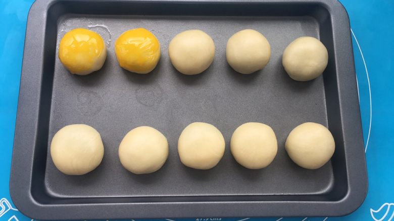 全面详细讲解～蛋黄酥,<a style='color:red;display:inline-block;' href='/shicai/ 9'>鸡蛋</a>取蛋黄放碗中打散（只要蛋黄）用刷子轻轻的刷上一层蛋黄。