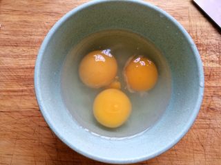 吃豆腐+豆腐滑鸡蛋,鸡蛋打入碗。