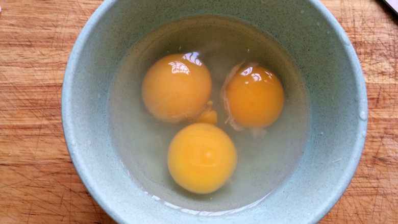 吃豆腐+豆腐滑鸡蛋,鸡蛋打入碗。