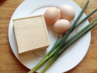 吃豆腐+豆腐滑鸡蛋,准备食材：鸡蛋，豆腐，葱。
