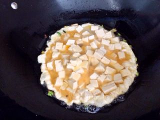 吃豆腐+豆腐滑鸡蛋,倒入蛋豆腐。