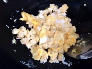 吃豆腐+豆腐滑鸡蛋,用中火推炒，避免豆腐炒碎。