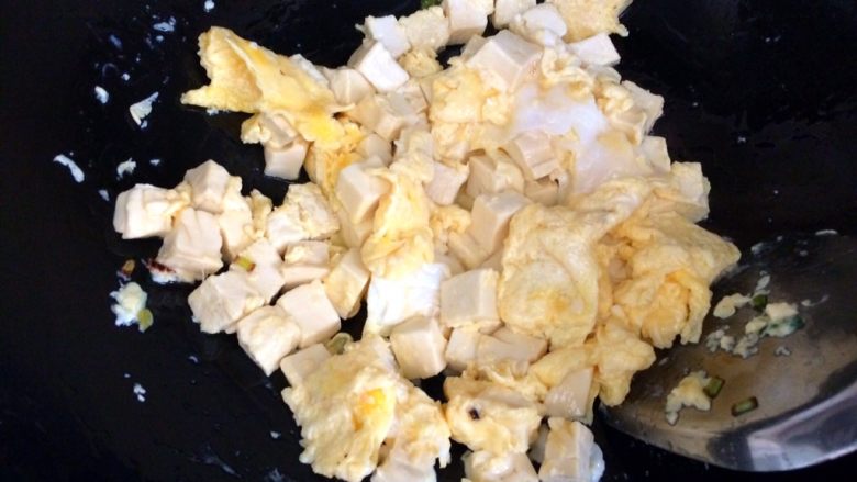 吃豆腐+豆腐滑鸡蛋,用中火推炒，避免豆腐炒碎。