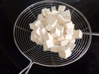 吃豆腐+豆腐滑鸡蛋,焯水后捞起。