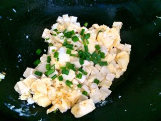 吃豆腐+豆腐滑鸡蛋,最后撒上葱花，翻炒均匀即可出锅。