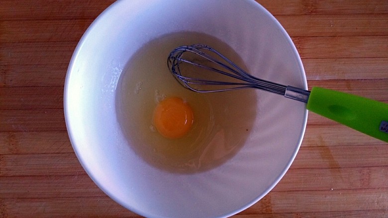 咦～掉了一地渣渣
（小小核桃酥）,加入一个鸡蛋，搅打至完全融合