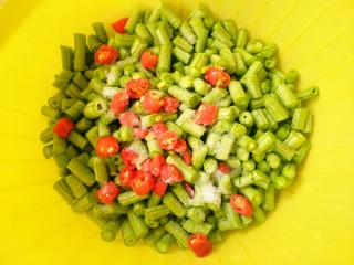 #酸味#自制酸豆角,把长豆角倒入一个大点的容器中，加入小米椒和食盐。