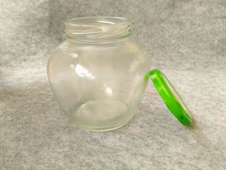 #酸味#自制酸豆角,准备一个干净的玻璃罐，用开水烫一下，消下毒。