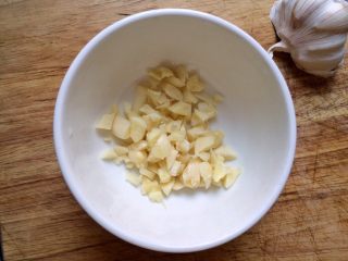 凉拌秋葵,蒜切碎放碗里。