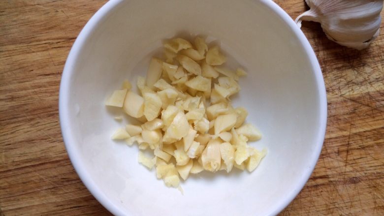 凉拌秋葵,蒜切碎放碗里。