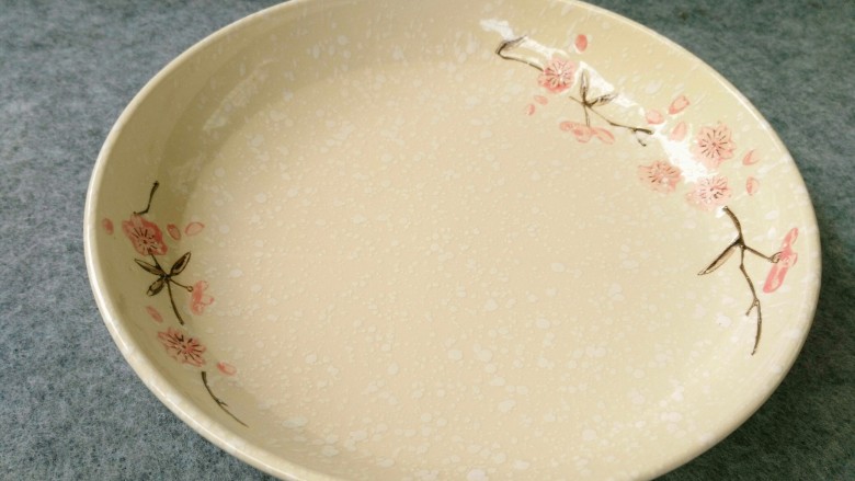 #酸味#自制酸豆角,准备一个碗或盆，能装水就行，装适量清水。