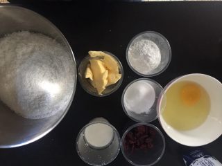 蔓越莓椰蓉月饼,准备好馅料材料，糯米粉、白糖、牛奶、黄油、蔓越莓、椰蓉、鸡蛋