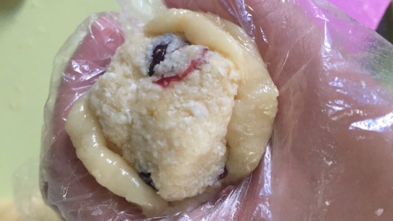 蔓越莓椰蓉月饼,用虎口将馅料包裹住
