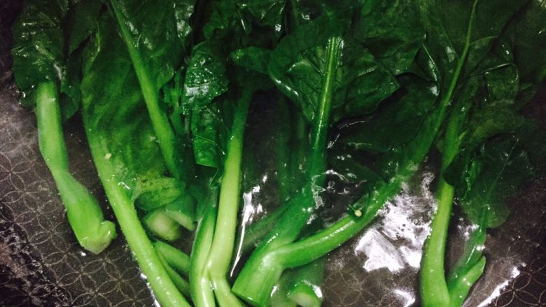 #咸味#万里一眼绿，白灼菜心,放一点食用油，可以保持青菜的翠绿颜色！