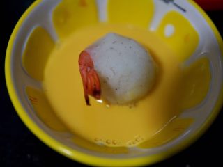 土豆虾球,做好的土豆虾球放入鸡蛋液滚一圈