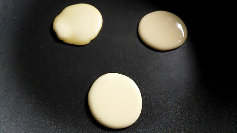 软糯小米饼,待表面微干就可翻面
翻面后煎大概1分钟左右即可
具体时间根据饼的厚度调节