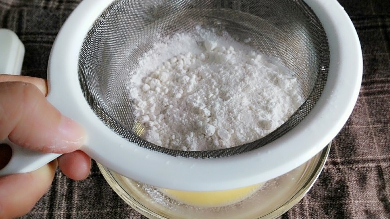 软糯小米饼,40g低筋粉过筛加入到米浆中
搅拌成均匀细滑的面糊