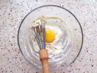 超级美味【果酱夹心松饼】,分次加入蛋黄，以同样的手法拌均匀；