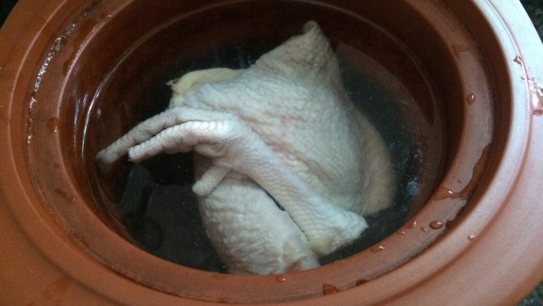 养颜木瓜鸡汤,放进炖锅里加入水
