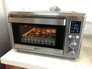 桃山皮月饼,放入事先165度预热的烤箱中，烘烤15分钟。