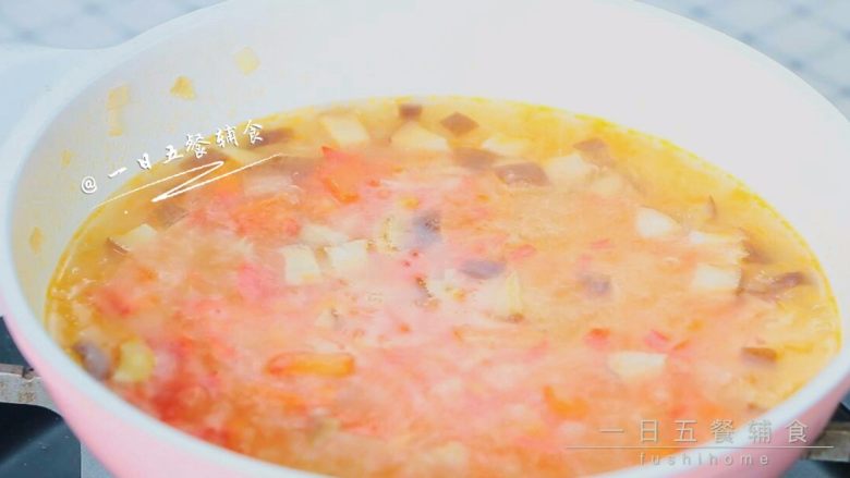 时蔬挤挤面 宝宝辅食，红椒+香菇+洋葱,炒10秒钟加一碗水煮开。