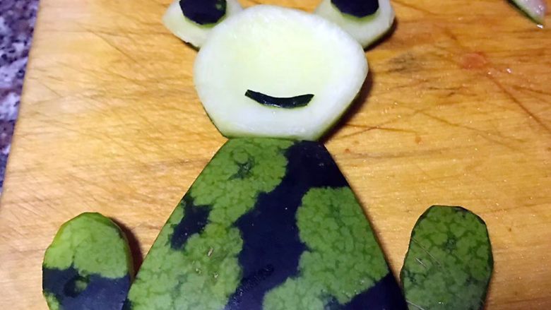 瓜雨王子,西瓜皮黑色部分剪出青蛙明亮的眼珠和微笑的小嘴