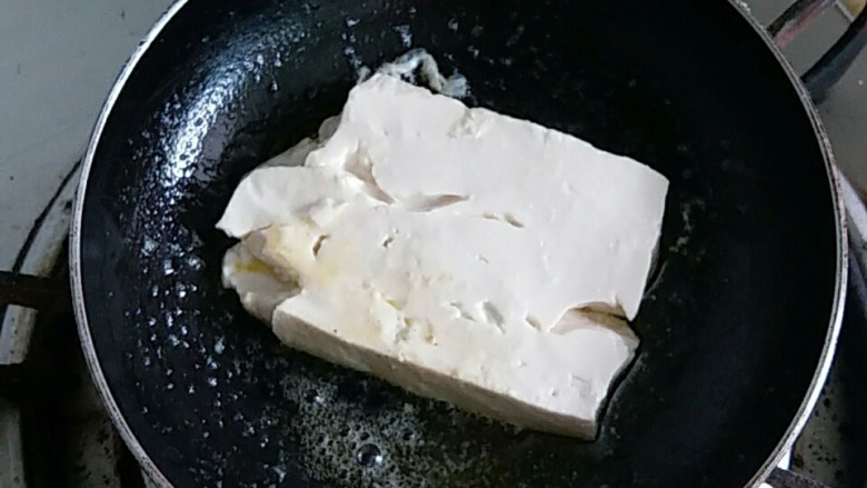 吃豆腐+果味多多黄油煎豆腐,放入煮好的豆腐片煎至双面金黄。