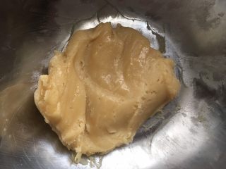蔓越莓椰蓉月饼,筛入中粉，用刮刀搅拌至无干粉状即可