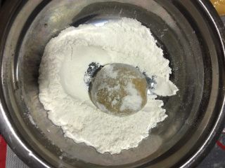 蔓越莓椰蓉月饼,放入玉米淀粉中滚一圈，用手轻轻的拍掉多余的粉