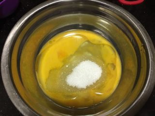 蔓越莓椰蓉月饼,馅料部分，鸡蛋玉米油白糖，用蛋抽搅拌均匀