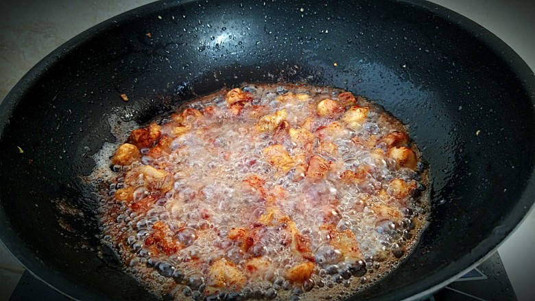#辣味#左宗棠鸡,锅中放油烧热，鸡丁分次放入油锅中炸。