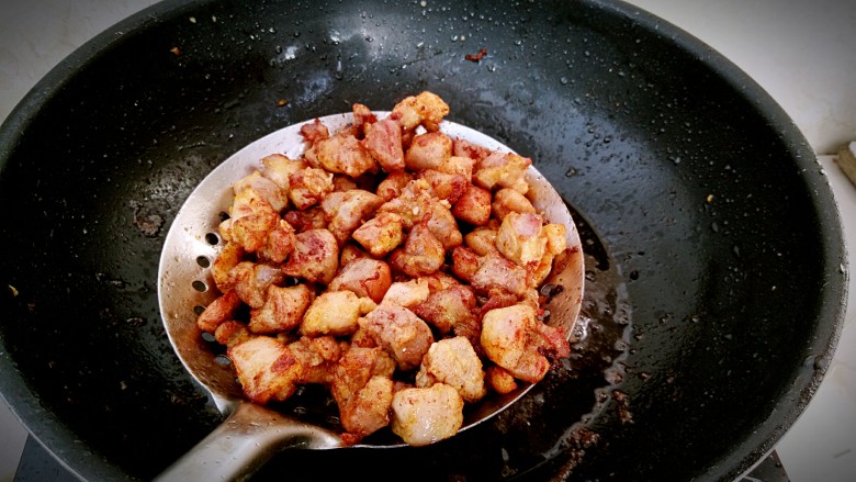 #辣味#左宗棠鸡,重新烧热油，再次复炸一次，炸至表面酥脆就可以了。
