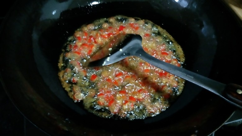 ＃辣味＃香菇牛肉酱,另起油锅，倒大量的菜籽油烧热，放小米辣椒炸一会儿