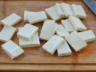 吃豆腐+麻辣烤豆腐,豆腐切成大小均等的长方块