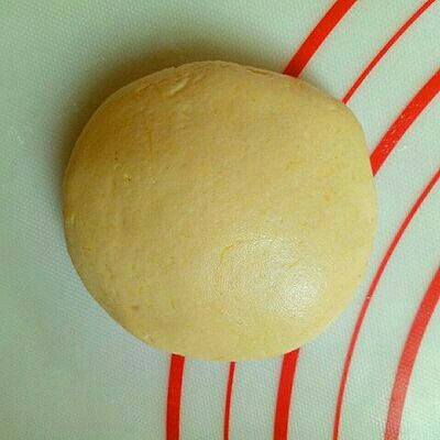 #甜味#香甜糯的南瓜饼#,揉成面团，面团不能太硬，也不能太软。(太软蒸好后容易踏)