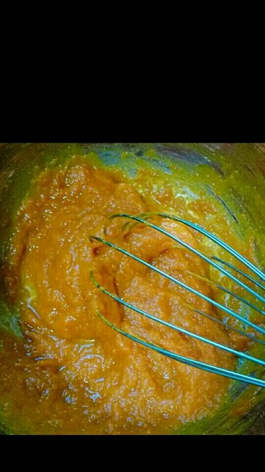 #甜味#香甜糯的南瓜饼#,南瓜去皮去瓤厚，洗干净，切块，隔水蒸熟，取出蒸熟的南瓜，用手动打蛋器打成南瓜泥。