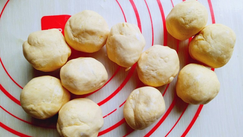 #甜味#香甜糯的南瓜饼#,将面团分割成等份的小面团。