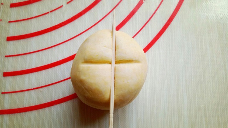 #甜味#香甜糯的南瓜饼#,再将牙签竖过来压印记，也就是加上上一步骤压出来的十字花，如图。
