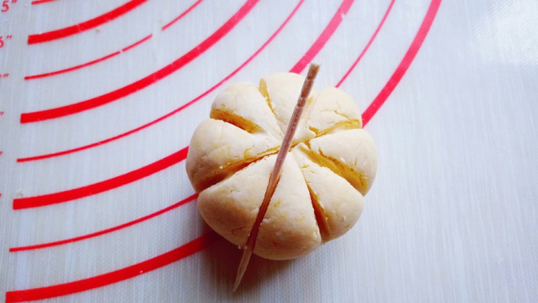 #甜味#香甜糯的南瓜饼#,把面团全部压出南瓜的纹路，纹路之间最好间隔一样，一样看起来漂亮。依次做完。