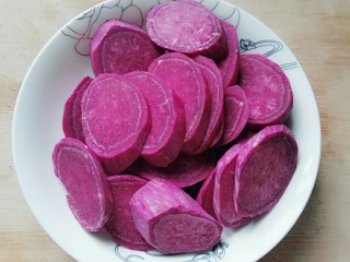心型馒头,紫薯切片上笼蒸十分钟。
