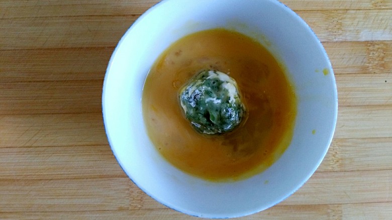 黄金翡翠球
（脆皮炸素丸）,一份为例
裹好淀粉的菜球沾满全蛋液