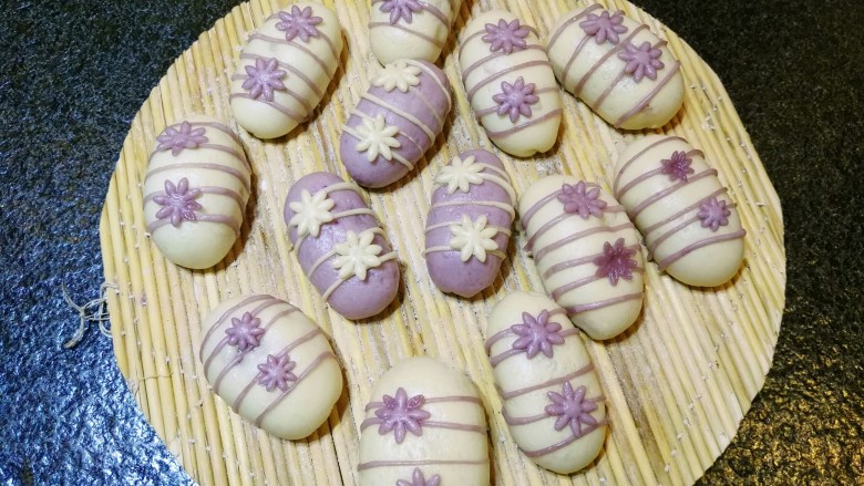 紫薯红枣花朵馒头。,白色的面团搭配紫色的花朵，也可以用紫色的面团搭配白色的花朵。我是在晚上的时候蒸的，手机拍颜色不是太好。